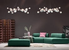 Atomic round: Białe kule powiązane ze sobą jak cząsteczki atomu za pomocą miedzianych łączników. Rozpięte nad stołem jadalnianym czy nad sofą wyglądają zjawiskowo. Przy takiej dekoracji nic więcej już właściwie nie potrzeba. Jak wszystkie lampy portugalskiej marki również i te w całości wykonywane są ręcznie. 38 570 zł, Delightfull,delightfull.eu/amandus.pl Atomic round: Białe kule powiązane ze sobą jak cząsteczki atomu za pomocą miedzianych łączników. Rozpięte nad stołem jadalnianym czy nad sofą wyglądają zjawiskowo. Przy takiej dekoracji nic więcej już właściwie nie potrzeba. Jak wszystkie lampy portugalskiej marki również i te w całości wykonywane są ręcznie. 38 570 zł, Delightfull,delightfull.eu/amandus.pl