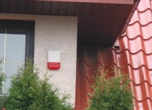 Umieszczony w odsłoniętym miejscu sygnalizator alarmowy - najbardziej widoczne ostrzeżenie, że w domu zainstalowano system alarmowy 03.04.2003 LOMIANKI ALARM DZWIEKOWY I SWIETLNY ZEWNETRZNY