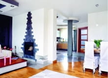 Część dzienna na parterze stanowi otwartą przestrzeń. W salonie urządzono kąt jadalny. Krzesła, które przez kilka lat wędrowały wraz z gospodarzami po wynajmowanych mieszkaniach, zostały ubrane w płócienne pokrowce. UWAGA PONOWNA PUBLIKACJA ZA ZGODA WLASCICIELI