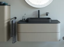 Antracytowa umywalka nablatowa z serii Happy D.2 Plus marki Duravit w matowym wykończeniu. Antracytowa umywalka pięknie komponuje się w zestawieniu z antracytowym blatem. Umywalka Happy D.2 Plus jest dostępna również w błyszczącym białym kolorze ceramiki.