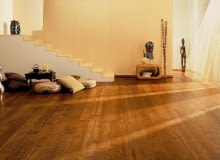 Najtwardsze gatunki drewna pochodzą z egzotycznych krajów. Z rodzimych gatunków największą twardością charakteryzują się: dąb, jesion, klon, orzech, grusza, jawor, wiąz i grab. podłoga z litego drewna,deska podłogowa,drewniana podłoga