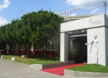 Pracownia projektowa Klinika betonu i fantastyczny rząd ładnie wypielęgnowanych starych cisów Pracownia projektowa Klinika betonu i fantastyczny rząd ładnie wypielęgnowanych starych cisów