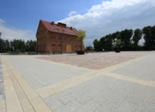 Rynek miejski z zabytkowym Spichlerzem w Boguchwale Rynek miejski z zabytkowym Spichlerzem w Boguchwale