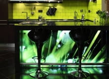 Jedna ze ścian barku jest zrobiona z przezroczystego pleksi, na które naklejono folię z fotograficznym nadrukiem. Podświetlona od środka efektownie zdobi wnętrze. WNETRZA KUCHNIA MEBLE