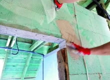 W miejscu podparcia nadproża oraz w narożach otworów (przejściowych, drzwiowych i okiennych) może dochodzić do koncentracji naprężeń, które spowodują powstawanie rys w tynku W miejscu podparcia nadproża oraz w narożach otworów (przejściowych, drzwiowych i okiennych) może dochodzić do koncentracji naprężeń, które spowodują powstawanie rys w tynku