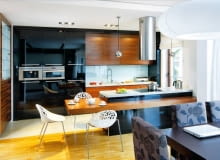 <B>Oto kuchnie, w których najważniejszą część wyposażenia stanowi sięgająca sufitu zabudowa. Rozwiązanie to ma wielu zwolenników, bo jest praktyczne (mnóstwo schowków) i efektowne (najróżniejsze kolory i materialy na fronty).</B> <BR >KUCHNIA ZABUDOWANA NA PRZYSZŁOŚĆ. Wyspa jest wszerz i wzdłuż powiększona grubym drewnianym blatem, który służy domownikom do spożywania szybkich posiłków, a podczas podejmowania gości - jako tzw. pomocnik.