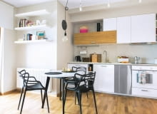 Liczne lampy umożliwiają - w zależności od potrzeb - precyzyjne oświetlenie wybranych fragmentów pomieszczenia albo stworzenie w nim nastroju. A przy okazji pomagają zmniejszyć zużycie energii. kuchnia, aranżacja wnętrz, małe wnętrza