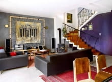 Ścianę salonu zdobi gobelin - praca dyplomowa uczennicy lubelskiego Liceum Plastycznego, kupiona na aukcji na rzecz powodzian. Kinkiety z... puszek po negatywach filmowych wykonał kolega Agnieszki. Przy schodach stoi piecyk koza, gospodyni uważa bowiem, że żywy ogień to w domu konieczność. UWAGA PONOWNA PUBLIKACJA ZA ZGODA WLASCICIELI