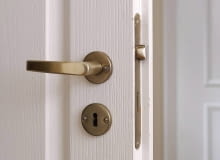 <B>Opadająca klamka w drzwiach to znak, że sprężyna w zamku spadła lub pękła. Jeśli tylko spadła, wystarczy włożyć ją na miejsce. Jeśli jest uszkodzona, trzeba wymienić cały zamek. Pokazujemy, jak to zrobić.</B> <BR />Potrzebne materiały: zamek wpuszczany, śrubokręt płaski. śrubokret gwiazdkowy, młotek. 06.03.2006 WARSZAWA DLA MIESIECZNIKA CZTERY KATY ZROB TO SAM ZTS NAPRAWA OPADAJACEJ KLAMKI ZAPADNIETEGO ZAMKA OD DRZWI ZAMEK ZAPADKA 8. NAPRAWIONA KLAMKA ZAMEK WYKONANIE KRZYSZTOF RADZANOWSKI FOT. LUKASZ ZANDECKI / AGENCJA GAZETA PUBLIKACJA CZTERY KATY NR 5 (175) - 5.2006 SLOWA KLUCZOWE: MAJSTERKOWANIE - MODELARSTWO ZDJĘCIE DO WKŁADKI: PUBLIKACJA CZTERY KATY NR 5 (175) - CZASOPISMA