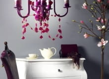 Zrób to sam. Żyrandol w tak modnym ostatnio pałacowym stylu nie kosztuje mało. Znacznie tańsze jest przerobienie starej lampy. Pokazujemy jeden ze sposobów, jak to zrobić. 26.04.2007 WARSZAWA , SESJA WNETRZE NA ZDJECIU ZROB TO SAM KROK PO KROKU ZYRANDOL STYLIZACJA MARIANNA BAUMAN DLA CZTERY KATY FOT. ARKADIUSZ SCICHOCKI / AGENCJA GAZETA PUBLIKACJA CZTERY KATY NR 9 (191) - 9 2007 WNęTRZA OśWIETLENIE aranżacje dekoracje zrób to sam meble