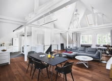 W otwartej strefie dziennej ikony designu: stół Baguette (proj. Ronan i Erwan Bouroullec), zestaw krzeseł Cyborg (proj. Mercel Wanders), stolik Lem (proj. Andries i Hiroko van Onck) i regał Tyke - The Wild Bunch (proj. Konstantin Grcic), wszystkie wyprodukowane przez firmę Magis. W otwartej strefie dziennej ikony designu: stół Baguette (proj. Ronan i Erwan Bouroullec), zestaw krzeseł Cyborg (proj. Mercel Wanders), stolik Lem (proj. Andries i Hiroko van Onck) i regał Tyke - The Wild Bunch (proj. Konstantin Grcic), wszystkie wyprodukowane przez firmę Magis.