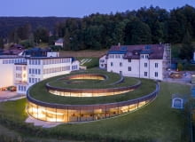 Pracownia BIG Architects Bjarke Ingelsa zaprojektowała muzeum zegarków Audemars Piguet w Szwajcarii. Pracownia BIG Architects Bjarke Ingelsa zaprojektowała muzeum zegarków Audemars Piguet w Szwajcarii.