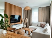 Fornirowana okładzina z motywem pionowych lameli pięknie  prezentuje się na głównej ścianie salonu. To niezwykle dekoracyjny, powtarzalny motyw, obecny w aranżacji prawie każdego pomieszczenia.