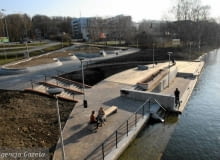 Mieszkańcy Bydgoszczy mają kolejny powód do radości. Niedawno ich Przystań zwyciężyła w plebiscycie BRYŁA ROKU, a teraz nad brzegiem Brdy pojawia się więcej ciekawej architektury. Na trasie wodnego tramwaju pasażerowie będą mogli korzystać z nowych przystanków. Nowy przystanek tramwaju wodnego przy hali Łuczniczce w Bydgoszczy