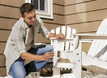 01ANDB86 Portrait of man painting deck chair DATE TAKEN: 41246 SLOWA KLUCZOWE: