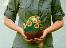 Taki upominek zaskoczy każdego miłośnika kwiatów 03.06.2003 WARSZAWA KAMIEN MALOWANIE WZORNICTWO MALOWANE KAMIENIE POMYSL OZDOBA DEKORACJA WYKONANIE ARTYSTA PLASTYK IWONA MISKIEWICZFOT. PAWEL SLOMCZYNSKI / AGENCJA GAZETAPUBLIKACJA KWIETNIK NR 8 (104) - 8.2003PUBLIKACJA PO UZYSKANIU ZGODY REDAKCJI OGRODOW