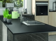 Blat kuchenny z laminatu kompaktowego idealnie wygląda na półwyspie zakończonym stołem