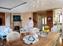 <B>Dom ma emanować ciepłem i miłością, tak by zawsze chciało się do niego wracać - mówią Marta i Wojtek. Czy takim miejscem może być mieszkanie na bezosobowym osiedlu? Nie dla gospodarzy. Nic więc dziwnego, że zamienili blokowe M-4 na dom na obrzeżach Warszawy. Dopiero wtedy poczuli się naprawdę u siebie.</B> <BR />W wystroju salonu i&#8200;całego domu przewija się ulubiony kolor&#8200;Marty - niebieski. Ozdobą części wypoczynkowej są ściany wyłożone XIX-wieczną cegłą rozbiórkową. Nad marmurowym kominkiem - obraz Eweliny Półgrabskiej. Cała strefa dzienna zyskała na przestronności po otwarciu kuchni, która w planach dewelopera była zamkniętym pomieszczeniem.