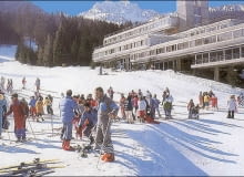 Marivella 1400 powstała dla XX-wiecznego 'człowieka wygodnego'. Rano, zaraz po śniadaniu, można założyć narty i zjechać od drzwi hotelu prosto do wyciągu. Marivella 1400 powstała dla XX-wiecznego 'człowieka wygodnego'. Rano, zaraz po śniadaniu, można założyć narty i zjechać od drzwi hotelu prosto do wyciągu.