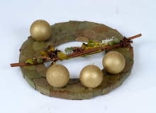 Płaski krążek, np. ze styropianu, oklejono preparowanymi liśćmi kokoloby. Asymetryczne ułożenie świec, które przyklejono, rozdzielają pałeczki cynamonu. 17.12.2004 WARSZAWA RONDO BABKA - CH ARKADIA KWIACIARNIA LODYGA - DO MAGAZYNOW BUKIETY I KWIETNIK