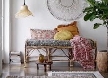 Wiklinowe lampy, rattanowe meble, tkaniny z naturalnych materiałów, te dodatki tworzą klimat w stylu boho. wnętrza w stylu boho