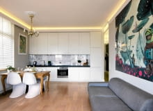 Pani Monika, właścicielka i jednocześnie projektantka tego mieszkania, lubi zestawiać elementy z różnych stylów i o różnym pochodzeniu. Meble z powodzeniem wyszukuje na aukcjach internetowych. Jej mieszkanie to wdzięczna mieszanka stylistyczna. <BR /> MIESZKANIE. Zabudowa kuchenna z białej płyty MDF zajmuje całą ścianę. Blat kuchenny, wyglądający jak kamienny, został zrobiony z tej samej płyty oklejonej laminatem imitującym strukturę kamienia. Ścianę zdobi kolaż z reprodukcji grafik autorstwa Andrzeja Mleczki, zabezpieczony taflą szkła. Pani Monika, właścicielka i jednocześnie projektantka tego mieszkania, lubi zestawiać elementy z różnych stylów i o różnym pochodzeniu. Meble z powodzeniem wyszukuje na aukcjach internetowych. Jej mieszkanie to wdzięczna mieszanka stylistyczna. <BR /> MIESZKANIE. Zabudowa kuchenna z białej płyty MDF zajmuje całą ścianę. Blat kuchenny, wyglądający jak kamienny, został zrobiony z tej samej płyty oklejonej laminatem imitującym strukturę kamienia. Ścianę zdobi kolaż z reprodukcji grafik autorstwa Andrzeja Mleczki, zabezpieczony taflą szkła.