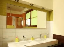 Projekt 1. Szafka pod podwójną umywalką, zrobiona z płyty MDF fornirowanej drewnem wenge, jest przykryta granitowym blatem. LAZIENKA WNETRZA