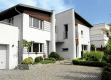 Widok na dom od strony wjazdu, wejście ukryte we wnęce Dom jednorodzinny projektu architekta Janusza Kaczorka