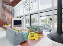 Salon otwarty na ogród. Przefiltrowane przez szarość polskiego nieba egzotyczne kolory stają się mgliste i przygaszone.