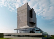 Polski Cement w Architekturze, laureat XIX edycji: Pierwsza równorzędna nagroda za obiekt: Tunel aerodynamiczny w Morach pod Warszawą (Flyspot Warsaw) dla Biura Projektów Lewicki, Łatak - Kraków, Uzasadnienie Jury: "Nagrodę przyznano za piękno i wyrazistą manifestację betonu, który tworzy spójną formalnie, konstrukcyjnie i funkcjonalnie wypowiedź architektoniczną". Polski Cement w Architekturze, laureat XIX edycji: Pierwsza równorzędna nagroda za obiekt: Tunel aerodynamiczny w Morach pod Warszawą (Flyspot Warsaw) dla Biura Projektów Lewicki, Łatak - Kraków, Uzasadnienie Jury: "Nagrodę przyznano za piękno i wyrazistą manifestację betonu, który tworzy spójną formalnie, konstrukcyjnie i funkcjonalnie wypowiedź architektoniczną".