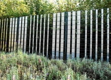 PANEL WYPEŁNIONy PERFOROWANYMI TAŚMAMI - w ten sposób powstało pół-ażurowe ogrodzenie, zapewniające odrobinę kameralności, a zarazem nieprzesłaniające ładnych widoków. Takie rozwiązanie najbardziej pasuje do nowoczesnych, a nawet minimalistycznych ogrodowych wnętrz. PANEL WYPEŁNIONy PERFOROWANYMI TAŚMAMI - w ten sposób powstało pół-ażurowe ogrodzenie, zapewniające odrobinę kameralności, a zarazem nieprzesłaniające ładnych widoków. Takie rozwiązanie najbardziej pasuje do nowoczesnych, a nawet minimalistycznych ogrodowych wnętrz.