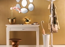 <B>Złota barwa rozświetla wnętrza, dodaje im szyku i odwraca uwagę od wszelkich wad. Niesłusznie więc kojarzy się ze zbędnym przepychem, graniczący ze złym gustem.</B> <BR />MEBLE: konsolka - 2290 zł, BBHome; stołek (krasnal) - 1010 zł, Cube; wieszak - 199 zł, pt, POZOSTAŁE: parasolnik - 79 zł, skarbonka (świnka) - 99 zł, pt, lustra - 59 zł/szt., Kler; osłonka na doniczkę - 190 zł, Sharda Home; sztuczny storczyk - 219 zł, BBHome; dywan - 1399 zł, Komfort; buty - 429 i 349 zł, Hego's; parasolka - 89 zł, Barakuda. NA ŚCIANIE: farba 'Złota mgławica' z kolekcji Creations Moonlight - 130 zł/2,5 l Dulux. <B>Złota barwa rozświetla wnętrza, dodaje im szyku i odwraca uwagę od wszelkich wad. Niesłusznie więc kojarzy się ze zbędnym przepychem, graniczący ze złym gustem.</B> <BR />MEBLE: konsolka - 2290 zł, BBHome; stołek (krasnal) - 1010 zł, Cube; wieszak - 199 zł, pt, POZOSTAŁE: parasolnik - 79 zł, skarbonka (świnka) - 99 zł, pt, lustra - 59 zł/szt., Kler; osłonka na doniczkę - 190 zł, Sharda Home; sztuczny storczyk - 219 zł, BBHome; dywan - 1399 zł, Komfort; buty - 429 i 349 zł, Hego's; parasolka - 89 zł, Barakuda. NA ŚCIANIE: farba 'Złota mgławica' z kolekcji Creations Moonlight - 130 zł/2,5 l Dulux.