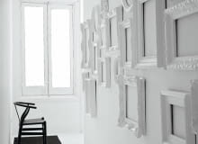 Kompozycja z dekoracyjnych ram na ścianie