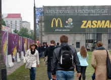 Strefa kibica zabrała chodnik - piesi radzą sobie wydeptując ścieżkę.