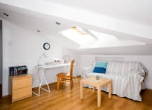 Przed zmianą. Rozkładana kanapa, stolik, biurko z krzesłem, szafeczka - podstawowe sprzęty, którymi umeblowano pokój, umożliwiają jego mieszkance spanie i naukę. Ale czy to wystarczy, by chętnie spędzała tu wolny czas? Nie wydaje się. Przecież to wnętrze jest zupełnie pozbawione charakteru!