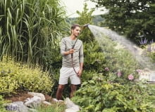 Nawadnianie ręczne można wykonywać za pomocą tradycyjnej konewki napełnionej wodą lub korzystając z węża. Podlewanie ręczne