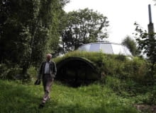 Bohumil Lhota jest architektem, który całe życie projektował normalne domy dla innych. Dla siebie postanowił stworzyć coś zupełnie wyjątkowego. Od ponad 30 lat buduje swój dom w miejscowości Jablonec. Dzięki ruchomej konstruckji budynek może chować się w ziemi dom, czechy, ciekawostka, eco