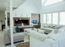 Biały kolor na wszystkich ścianach i sufitach to prosty, a zarazem efektowny sposób na pomalowanie nietypowego wnętrza. Wybierz odporną farbę, która długo pozostanie ładna, np. Nature White marki Tikkurila