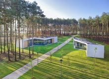 Park Rekreacyjny Zoom Natury w Janowie Lubelskim 'Znam te okolice od bardzo dawna, spędzałem tu dużo czasu zanim okazało się, że będę miał szansę robić projekt Zoomu Natury. Krajobraz jest niesamowity więc było jasne, że nie można tu postawić czegoś, co go zaburzy. Pomysł był prosty - podporządkować architekturę przyrodzie, zanurzyć zaprojektowane obiekty w zieleni i pozwolić zwiedzającym na odkrywanie bogactwa tutejszej flory i fauny. W pawilonach wybudowanych z użyciem odzyskowych materiałów pokazujemy multimedialne ekspozycje poświęcone naturze, zjawiskom przyrodniczym i ekologii. W ten sposób połączyliśmy nie tylko naturę z architekturą, ale i rekreację z edukacją' - opowiada Mirosław Nizio.