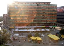 Pomysł ścięcia budynku o dwa piętra nie wszystkim się podoba 26.08.2008 KATOWICE RYNEK DOM PRASY FOT . DAWID CHALIMONIUK / AGENCJA GAZETA