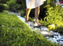 Światło to świetny specjalista od iluzji. Ścieżka oświetlona po zmierzchu dodaje głębi ogrodowej kompozycji. Światło to świetny specjalista od iluzji. Ścieżka oświetlona po zmierzchu dodaje głębi ogrodowej kompozycji.