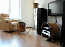 <B>Moda na recykling zatacza coraz szersze kręgi, coraz większym zainteresowaniem cieszą się produkty ekologiczne. Także w branży wnętrzarskiej, rzecz jasna. Oto kilka propozycji przygotowanych przez projektantów i producentów z myślą o tym, aby wnętrza nabrały niepowtarzalnego charakteru, a ich użytkownicy - poczucia, że są trendy!</B> <BR />Meble z perkusji. Fachowcy z pracowni stolarskiej IROKO z siedzibą w Ząbkach k. Warszawy starali się jak najmniej ingerować w konstrukcję i wygląd bębnów, przy jednoczesnym zapewnieniu zestawowi maksymalnej funkcjonalności. Jak sami mówią - biorąc pod uwagę różnorodność oklein naturalnych i modyfikowanych, a także olbrzymi wybór modeli zestawów perkusyjnych, proponowany przez nich komplet mebli będzie zawsze niepowtarzalny. Klient może wskazać kierunek ułożenia okleiny na bębnie, a także zdecydować o rodzaju okuć. Czas wykonania zestawu: 2-4 miesiące. Cena zestawu na zdjęciu wynosi 8500 zł, przy czym cena każdego z zestawów, uzależniona od wielu czynników, ustalana jest indywidualnie. <B>Moda na recykling zatacza coraz szersze kręgi, coraz większym zainteresowaniem cieszą się produkty ekologiczne. Także w branży wnętrzarskiej, rzecz jasna. Oto kilka propozycji przygotowanych przez projektantów i producentów z myślą o tym, aby wnętrza nabrały niepowtarzalnego charakteru, a ich użytkownicy - poczucia, że są trendy!</B> <BR />Meble z perkusji. Fachowcy z pracowni stolarskiej IROKO z siedzibą w Ząbkach k. Warszawy starali się jak najmniej ingerować w konstrukcję i wygląd bębnów, przy jednoczesnym zapewnieniu zestawowi maksymalnej funkcjonalności. Jak sami mówią - biorąc pod uwagę różnorodność oklein naturalnych i modyfikowanych, a także olbrzymi wybór modeli zestawów perkusyjnych, proponowany przez nich komplet mebli będzie zawsze niepowtarzalny. Klient może wskazać kierunek ułożenia okleiny na bębnie, a także zdecydować o rodzaju okuć. Czas wykonania zestawu: 2-4 miesiące. Cena zestawu na zdjęciu wynosi 8500 zł, przy czym cena każdego z zestawów, uzależniona od wielu czynników, ustalana jest indywidualnie.