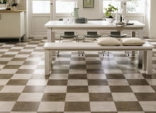 Na podłogach, na ścianach, jako dekoracyjny i praktyczny gadżet. We wszystkich tych rolach korek sprawdza się znakomicie. Zobaczcie, jak powstaje korek przeznaczony na posadzki, okładziny ścienne i różne drobiazgi oraz jak efektownie zdobi potem wnętrza. BR > Podłogi. Interesujący design tej korkowej podłogi, przypominający szachownicę, stwarza wnętrze o wyraźniej indywidualnej charakterystyce. To połączenie dwóch wzorów i odcieni brązu: jasnej w Identity Timide i ciemniejszej w Identity Tea. Wicanders, Identity Timide, Identity Tea, Dom Korkowy. Cena Identity Timide: 133 zł brutto/m2. Cena Identity Tea: 133 zł brutto/m2 Na podłogach, na ścianach, jako dekoracyjny i praktyczny gadżet. We wszystkich tych rolach korek sprawdza się znakomicie. Zobaczcie, jak powstaje korek przeznaczony na posadzki, okładziny ścienne i różne drobiazgi oraz jak efektownie zdobi potem wnętrza. BR > Podłogi. Interesujący design tej korkowej podłogi, przypominający szachownicę, stwarza wnętrze o wyraźniej indywidualnej charakterystyce. To połączenie dwóch wzorów i odcieni brązu: jasnej w Identity Timide i ciemniejszej w Identity Tea. Wicanders, Identity Timide, Identity Tea, Dom Korkowy. Cena Identity Timide: 133 zł brutto/m2. Cena Identity Tea: 133 zł brutto/m2