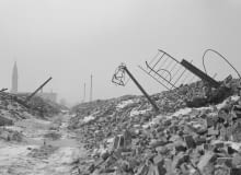 Ruiny na ul. Dzielnej, w tle kościół św. Augustyna przy ul. Nowolipki, 1945 r.