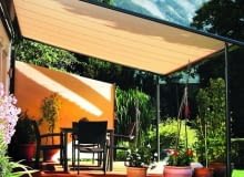 Pergole to rodzaj markiz wyposażonych w montowane na stałe prowadnice boczne oraz słupki podporowe z przodu. Pozwalają osłonić taras nie tylko od góry, ale też z przodu - w pionie. markizy