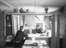 Oskar i Zofia Hansenowie w mieszkaniu przy ul. Sędziowskiej w Warszawie, 1958. Dzięki uprzejmości Fundacji Zofii i Oskara Hansen.