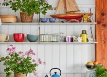Model żaglowca, miseczki w niebieskie paski i letnie kwiaty znane z nadmorskich promenad – tych parę drobiazgów sprawi, że kuchnia nabierze wakacyjnego klimatu. Aranżacja wnętrz: zachowaj wakacyjny klimat na dłużej