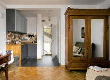 Zaledwie 22-metrowa kawalerka dopiero czeka na gospodarza - Janek zamieszka tu już niedługo, gdy tylko zostanie studentem. Rodzice, którzy kupili synowi mieszkanie, chcieli, by wnętrze przypominało mu dom rodzinny. Wystrojem miało się też wpisać w?atmosferę widocznej za oknem Starówki. <BR /> MIESZKANIE. Dębowy parkiet z lat pięćdziesiątych XX wieku został bardzo starannie odnowiony. Pojemna szafa z lustrem jest dużo starsza - pochodzi z drugiej połowy XIX wieku. wystrój wnętrz, kawalerka, małe mieszkanie