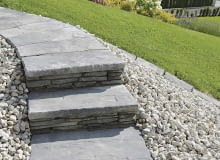 Betonowe płyty do budowy ogrodowych schodów mogą do złudzenia przypominać kamień, np. dekoracyjny łupek lub wapienie Betonowe płyty do budowy ogrodowych schodów mogą do złudzenia przypominać kamień, np. dekoracyjny łupek lub wapienie