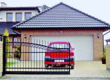 Zgodnie z przepisami szerokość wjazdu na posesję nie powinna być mniejsza niż 3 m. Oczywiście im szerszy wjazd, tym lepiej. SAMONOSNA BRAMA PRZESUWANA OTWIERANA AUTOMATYCZNIE FOT. WISNIOWSKI PUBLIKACJA LADNY DOM NR 8 (58) - 8.2003 PUBLIKACJA LADNY DOM NR 1 (63) - 1.2004 PUBLIKACJA LADNY DOM NR 4 (66) - 4.2004